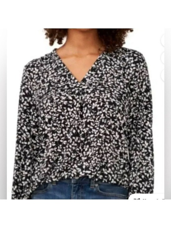 Vince Camuto Tops - Vince Camuto B & W Leaf Print V Neck Long Sleeve Tunic